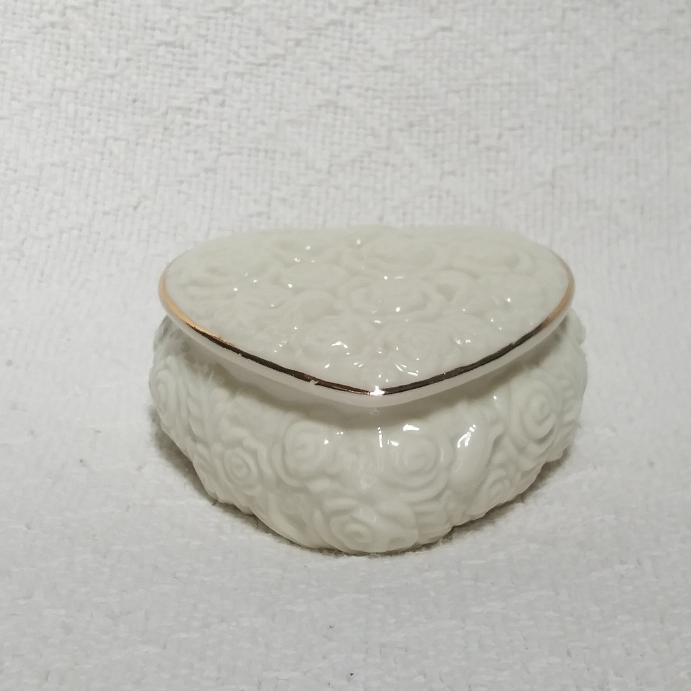 Heart Shaped Rose Embossed Ceramic Jewelry Box - Picture 2 of 7